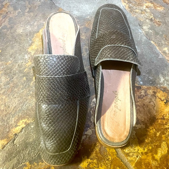Free People Women’s Snakeskin Loafer Mules size 40 - Picture 4 of 8